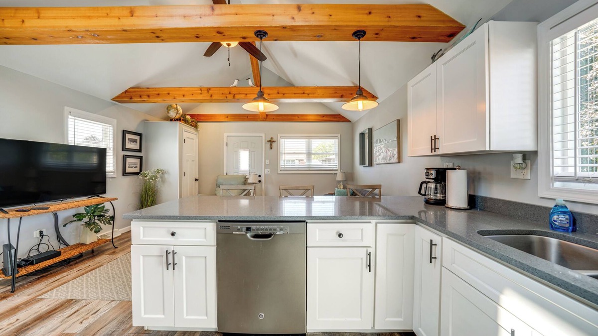 Crest Hill House | Crest Hill Home Near Golf ~ 3 Mi to Joliet!