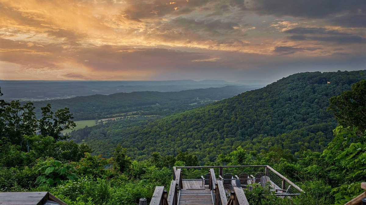 Fort Payne Cabin | Crest View Lodge with AMAZING VIEWS! Sunken Deck! Movie Theater! Fast Wi-Fi!