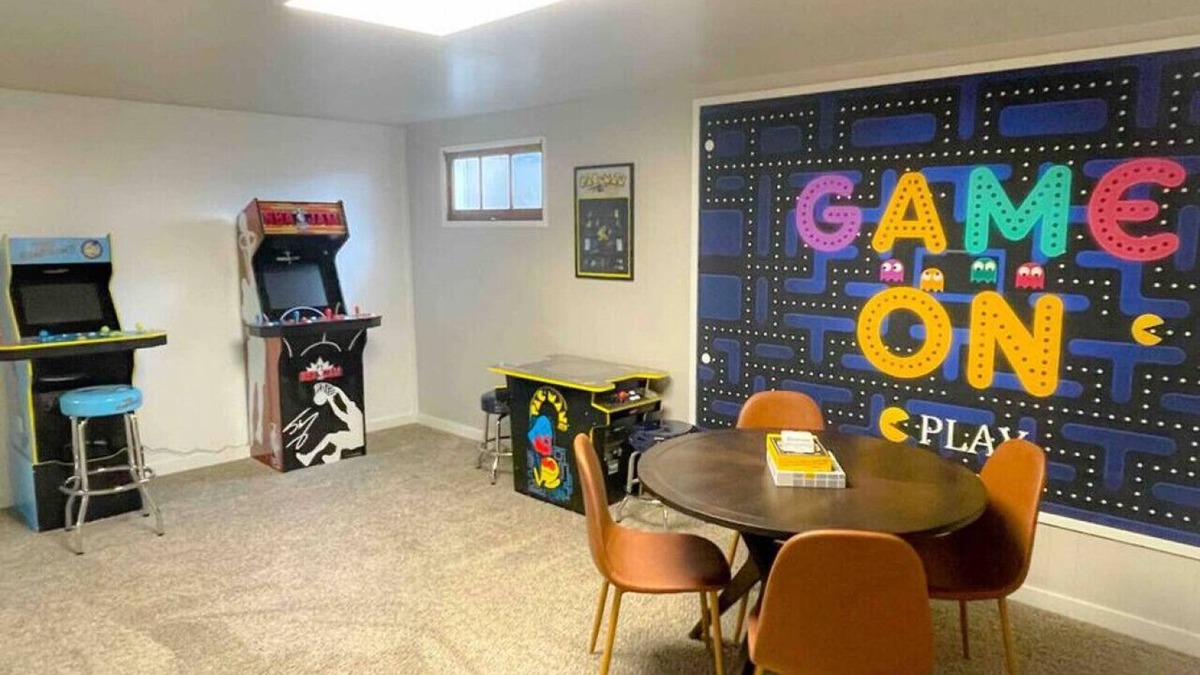 South Perry District Apartment | Crestline · Perfect for groups-Theater & Arcade close to dwtn!