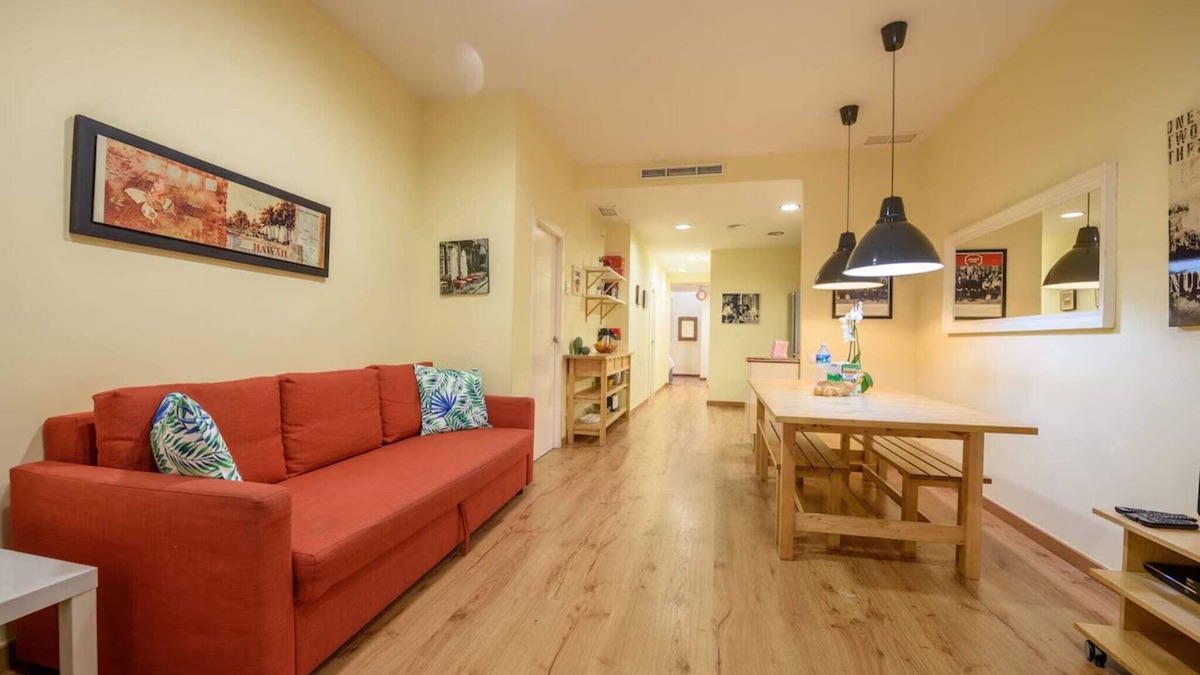 El Poble-sec Apartment | Creu - Ramblas Rentals Chic & Spacious Flat |Pool Table| 15m Ramblas