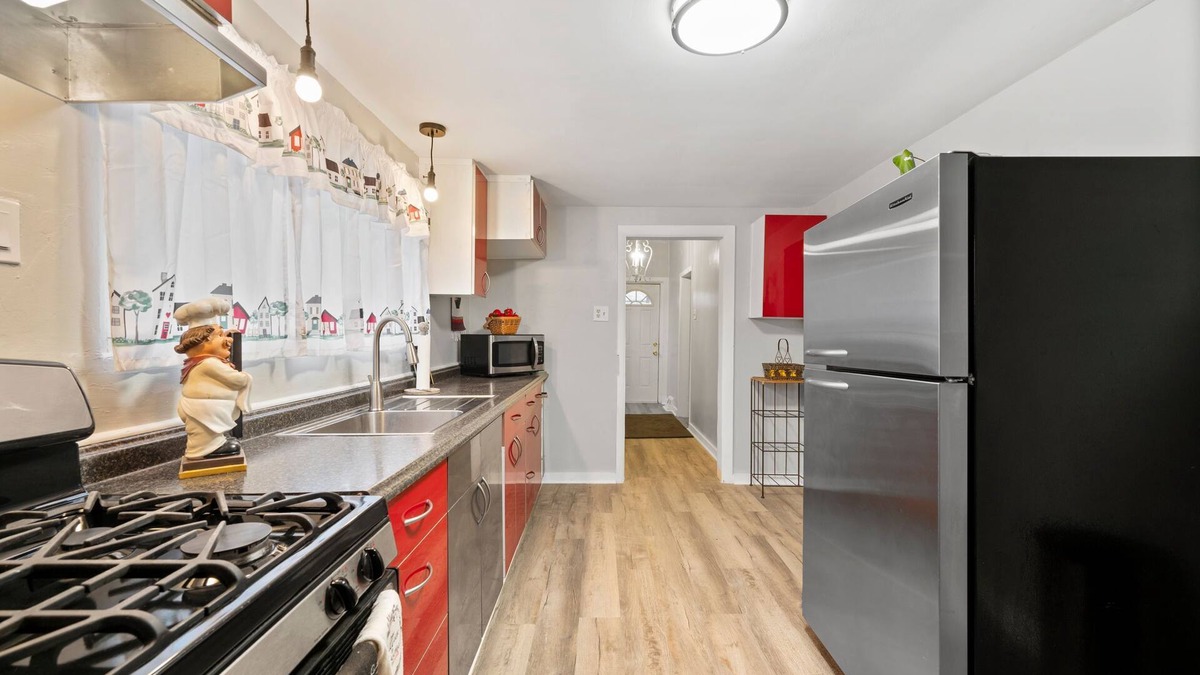 Pittsburgh House | Crew-Ready Home with 4 Queen Beds, Parking + Laundry
