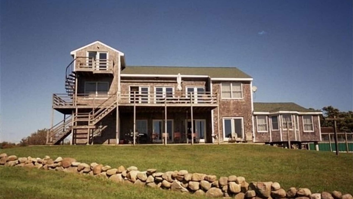 New Shoreham House | Crew's Hideout- Overlooking the Rhode Island Coastline