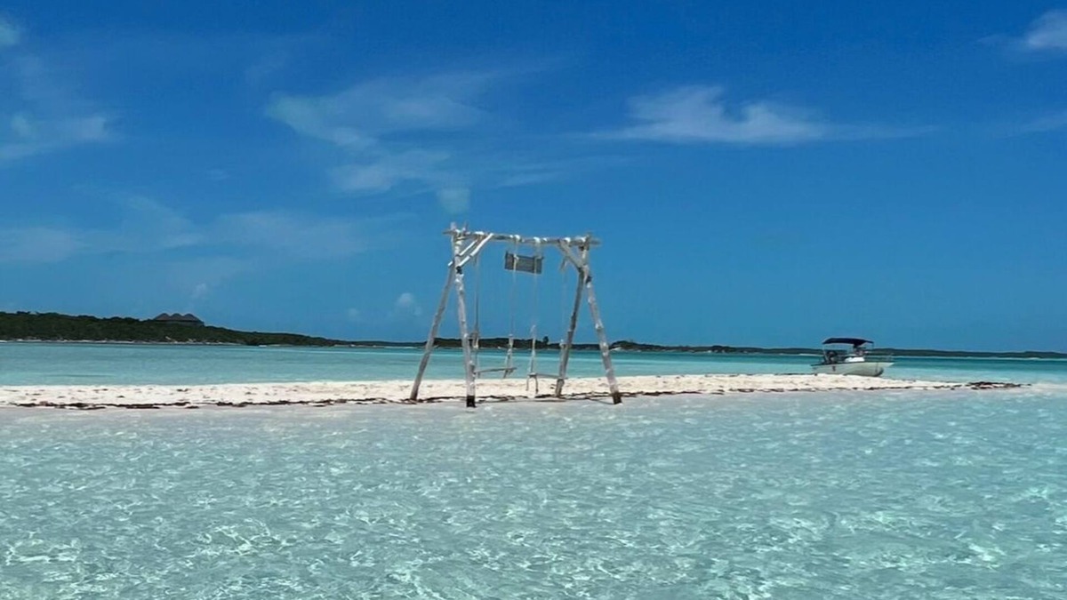 Paradise Island Boat Rental | Crewed Yacht Charter Bahamas 80 feet