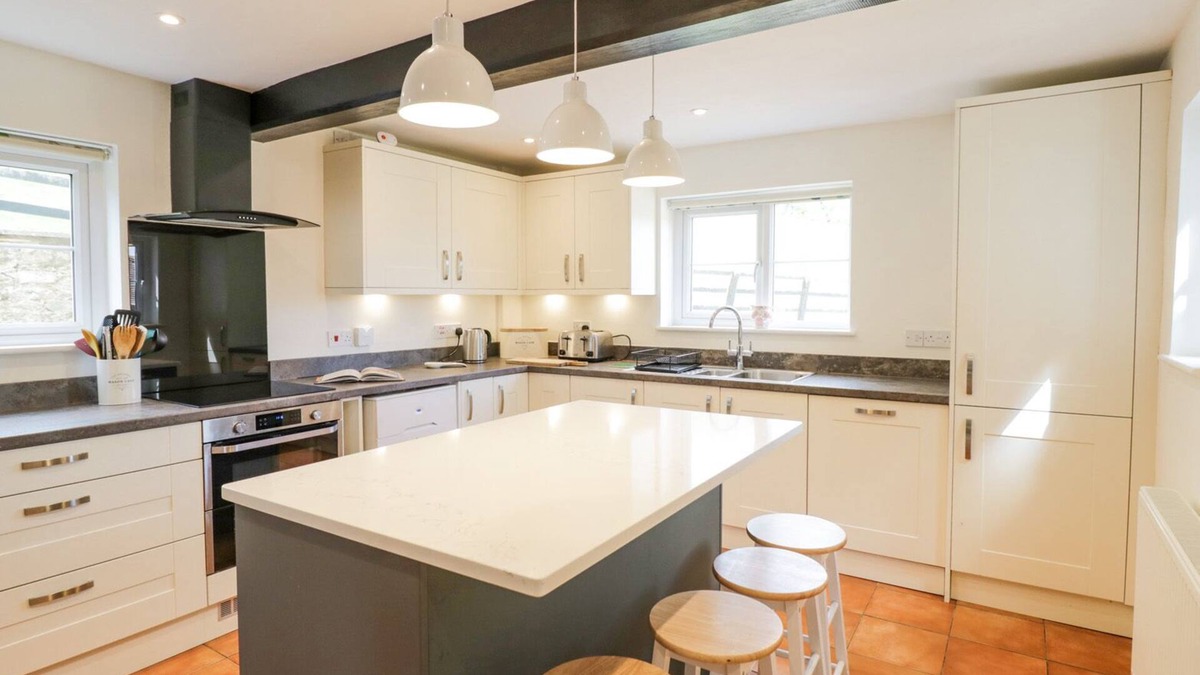 Broadwas Cottage | CREWS HILL HOUSE, character holiday cottage, with hot tub in Alfrick
