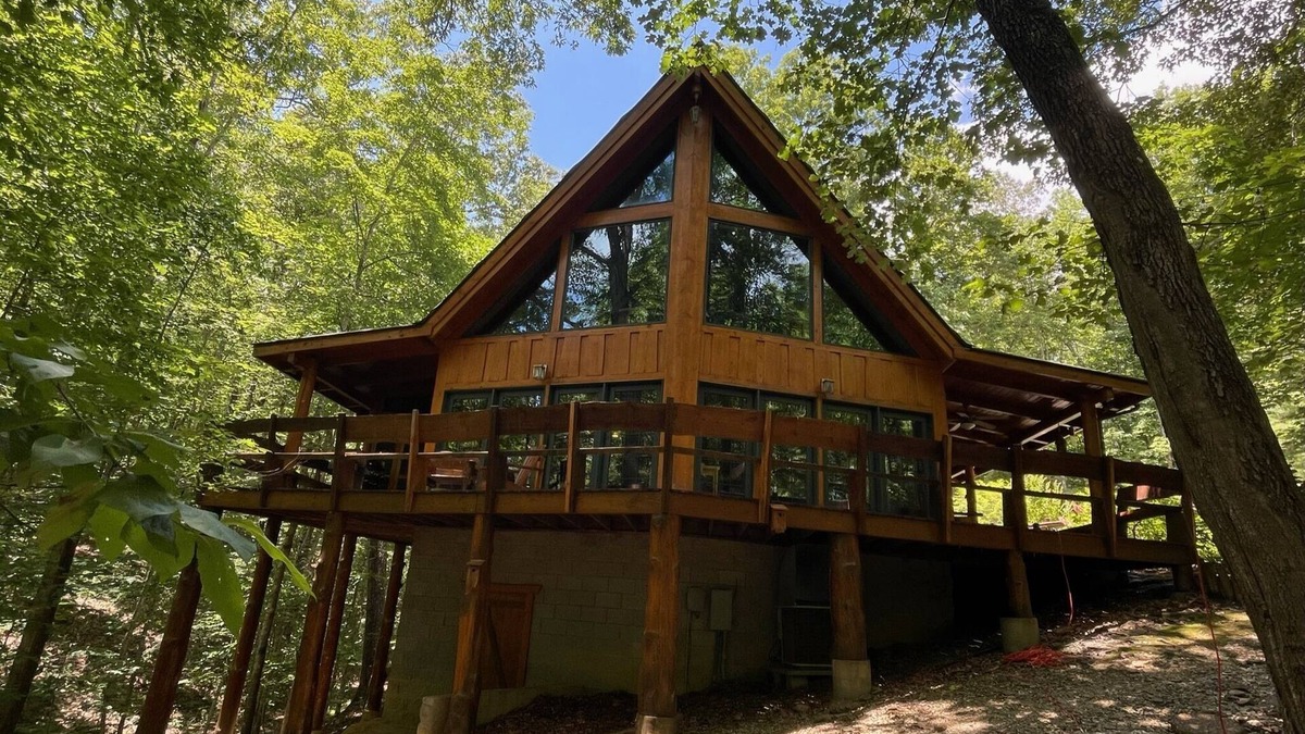 Oneida Cabin | Crickett Lane - Unequaled Vacation Experience! 8 Stall barn