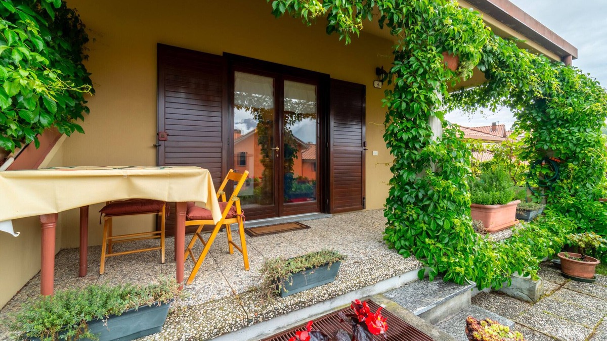 Civenna Apartment | Crimson Apartment by Wonderful Italy