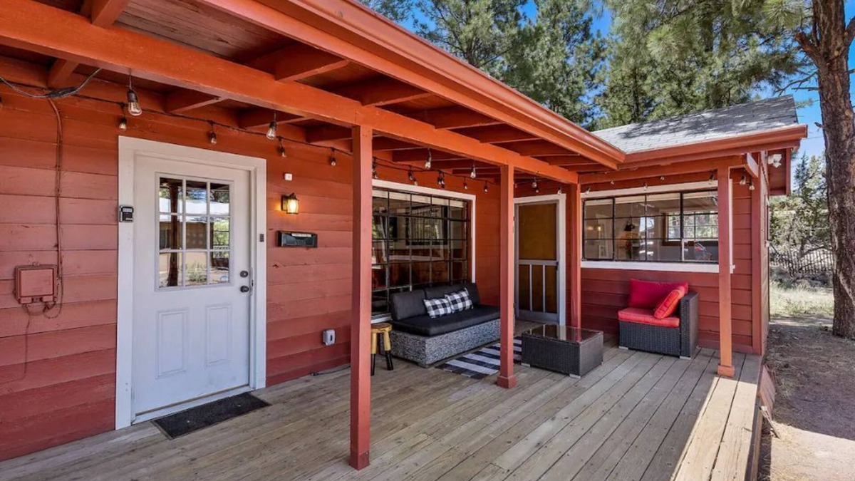 Flagstaff House | Crimson Bungalow w/AC, Fully Fenced Yard, 3 Smart TVs, W/D, Fast WiFi on Forest.