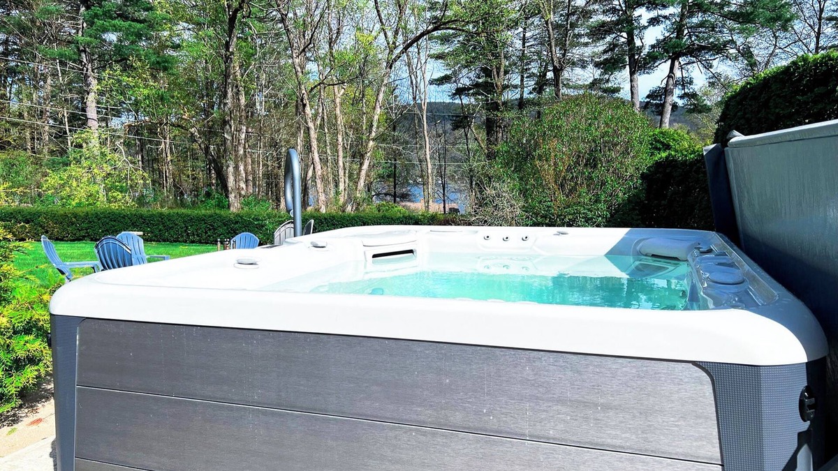 Lake George House | Crimson Pine