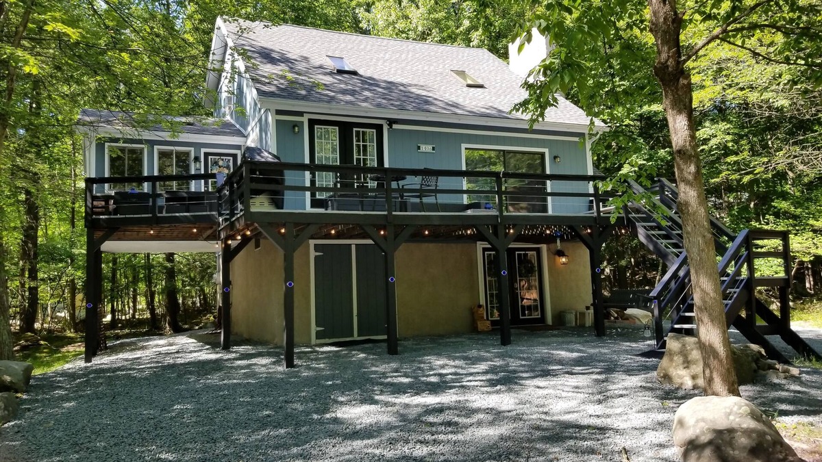 Lake Ariel House | Crisp Air, Cozy Vibes: Experience Fall Bliss in The Hideout-Perfect Fall Getaway