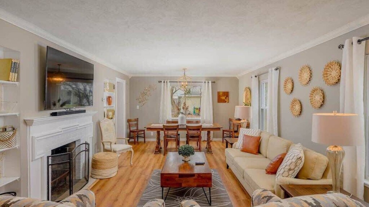 Appleton House | Crisp AND Clean 4 bedroom 2 bath sleeps 9