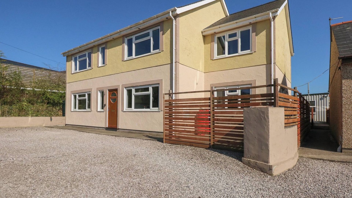 Garn Fadryn House | CRIW NEWYDD, pet friendly, with open fire in Sarn Meyllteyrn