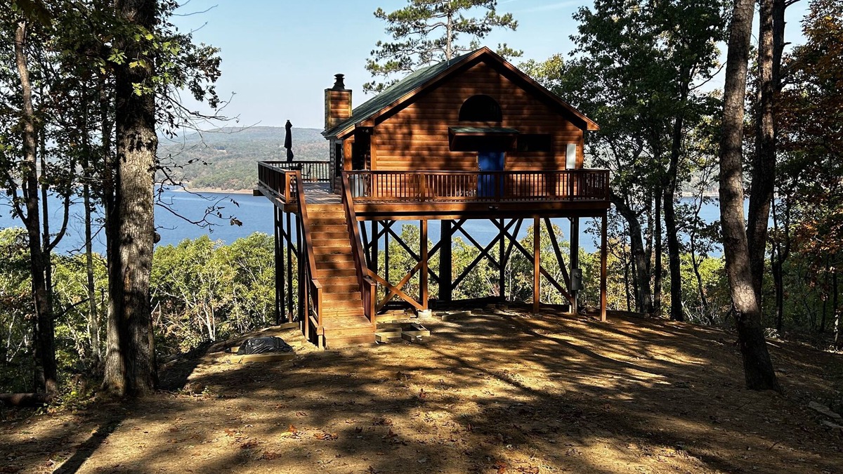 Bee Branch Cabin | Crockett's Escape Treehouse on Greers Ferry Lake