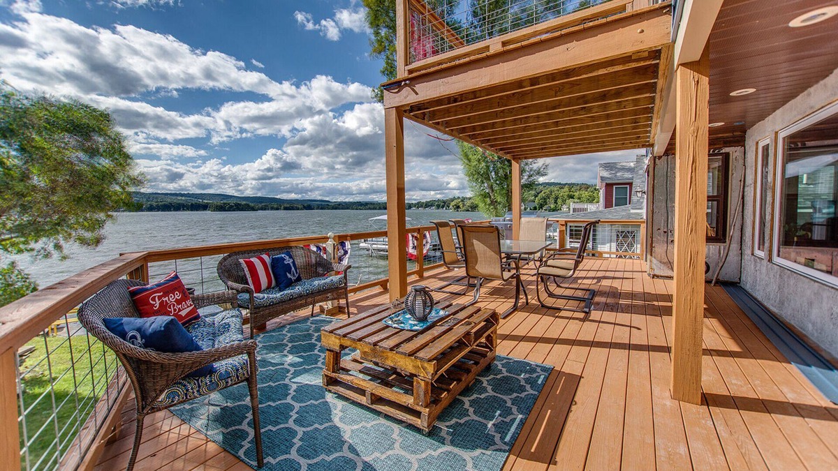 Bradford House | Croft Cove: laid back home on Lamoka Lake with private lakefront