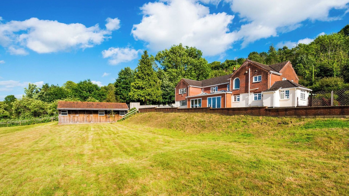 Winterbourne Earls House | Croft House Sleeps 14 Country Views & HOT TUB