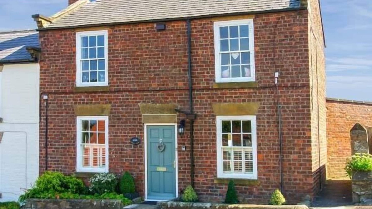 Fylingthorpe Cottage | CROFT VIEW, family friendly, with open fire in Robin Hood’s Bay