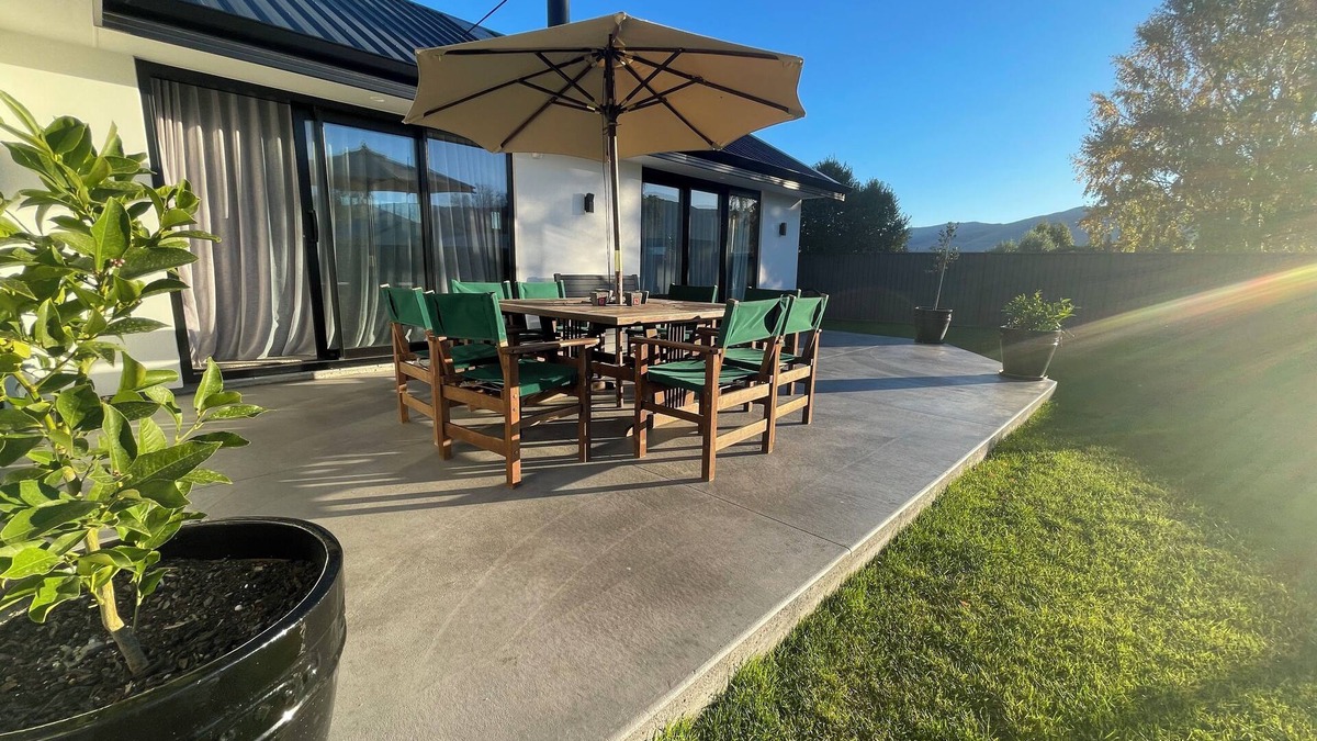 Lowburn House | Cromwell Central-Modern & Relaxing