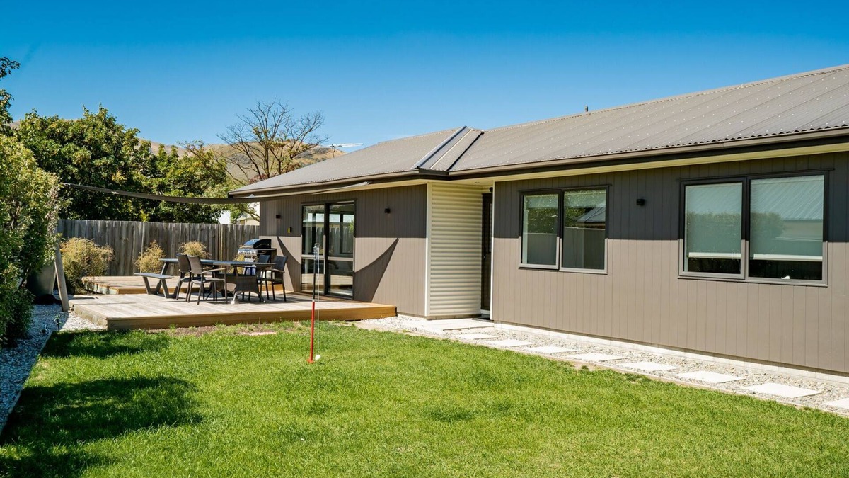 Lowburn House | Cromwell Charmer - Cromwell Holiday Home