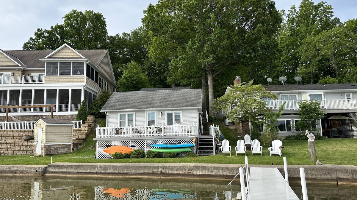 Angola House | Crooked Lake for fall/winter/spring- Close to Trine Univ & Pokagon State Park