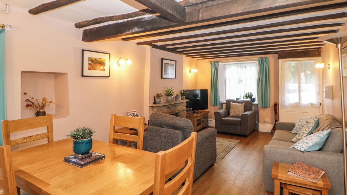 Litton Cottage | Cross View