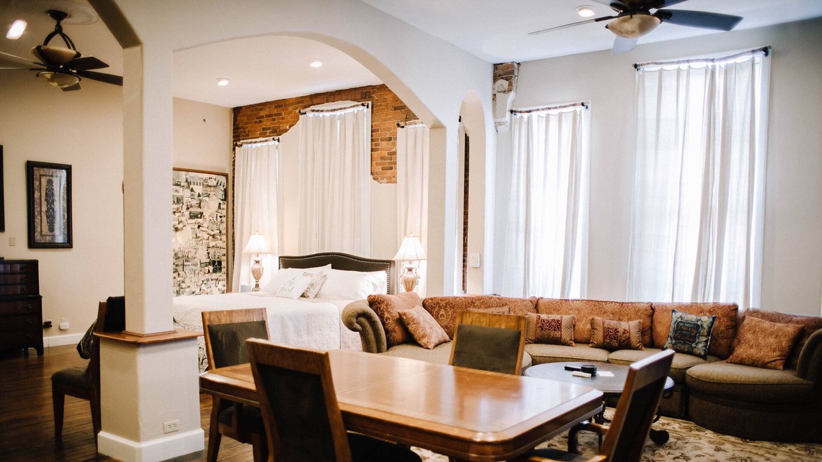 Carthage House | Crossroads Loft, Studio and Flat- Steps from Rt. 66 and Carthage Square