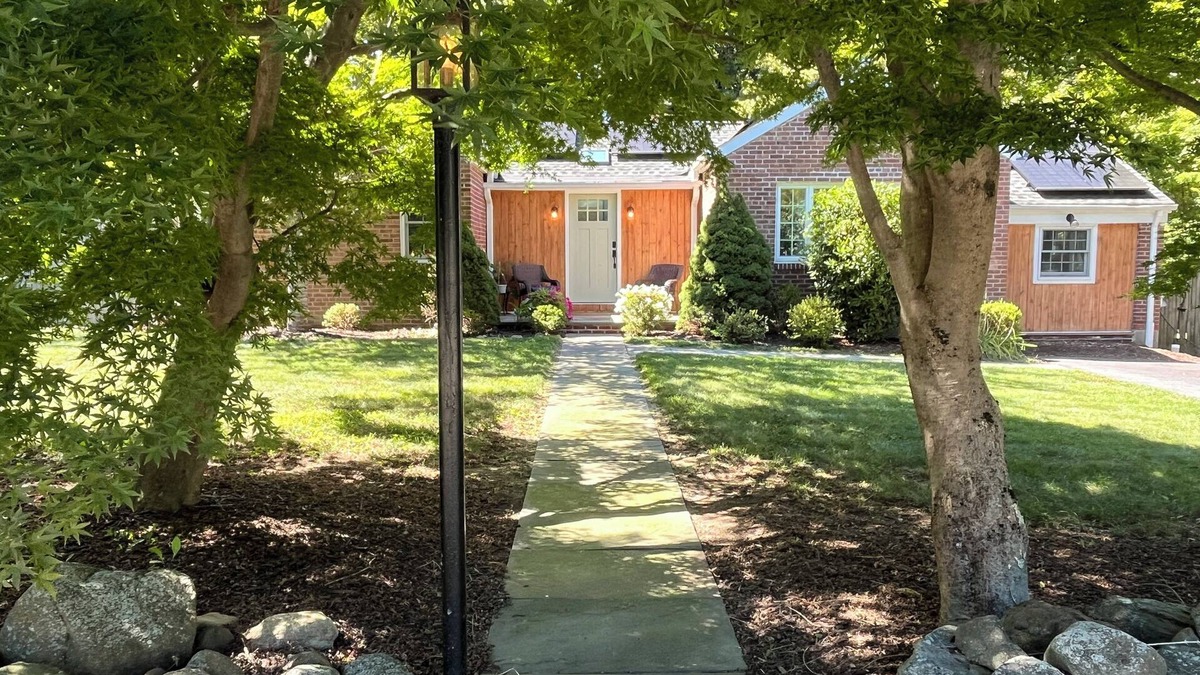 Croton-on-Hudson House | Croton Calm Retreat! 3-bedroom house withe hot tub in Croton-on-Hudson.