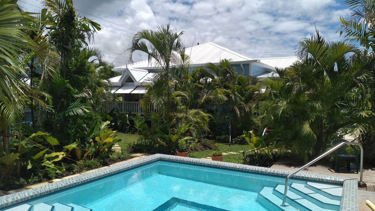 Hastings Cottage | Crotona Garden Upper Cottage 1 Bed Apt, Pool, Lush, Tropical, 2 Min Walk to Sea