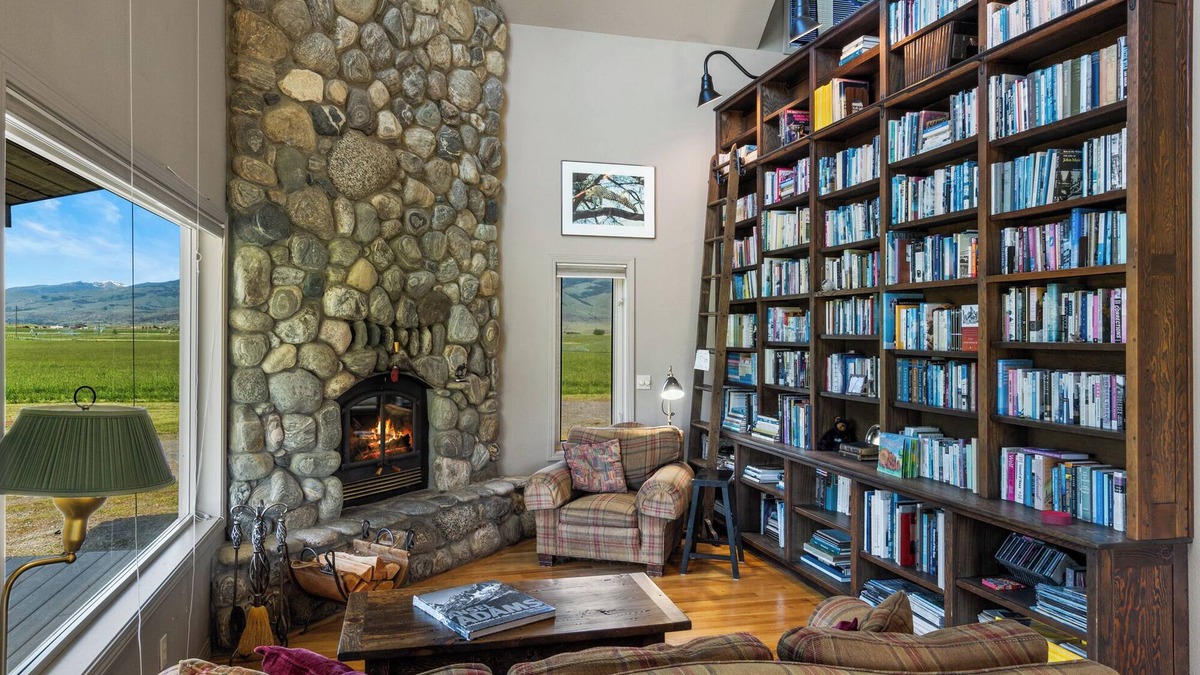 Livingston Cottage | Crow Cabin- Cozy Cabin with amazing views on 20 Acres in the Paradise Valley!