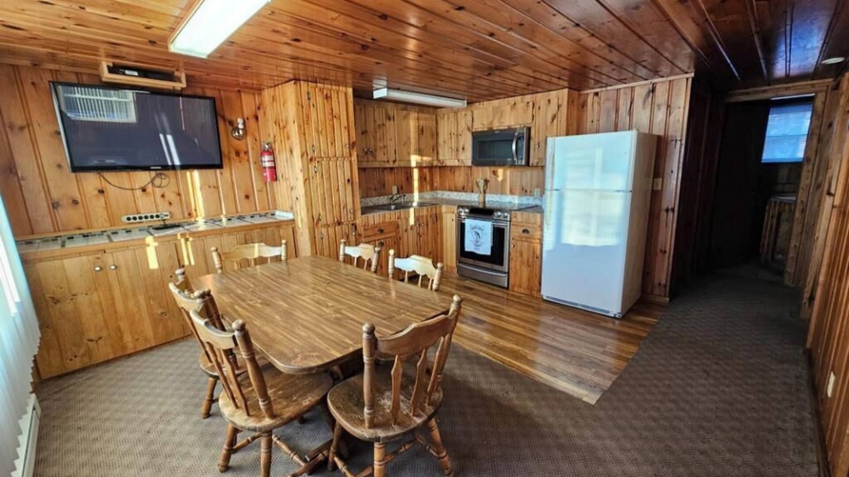 Nevis Cabin | Crow Crest Lodge Resort #3 Waters Edge, Stunning Sunsets, Family Getaway