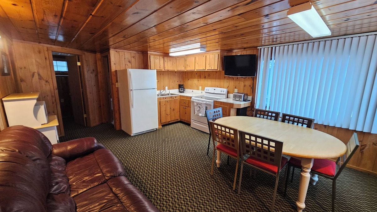 Nevis Cabin | Crow Crest Lodge Resort #5 Waters Edge, Stunning Sunsets, Family Getaway