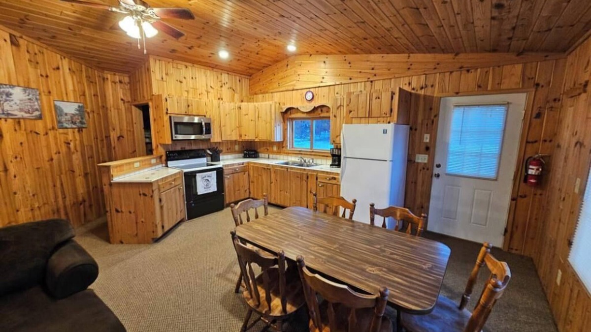 Nevis Cabin | Crow Crest Lodge Resort #8 Waters Edge, Stunning Sunsets, Family Getaway