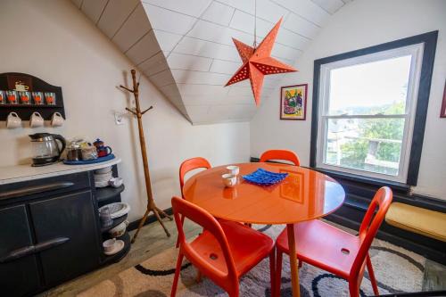 Homestead Apartment | Crow's Nest Crash-Pad