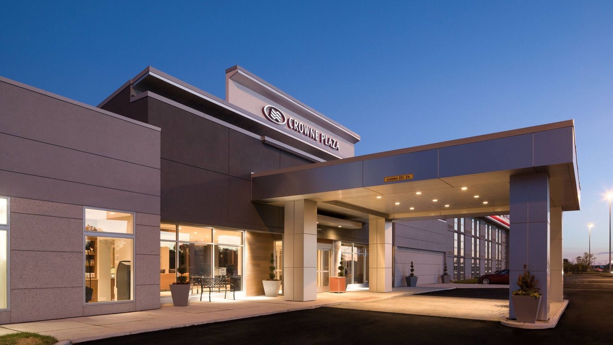 Burr Ridge Hotel | Crowne Plaza Chicago SW - Burr Ridge by IHG