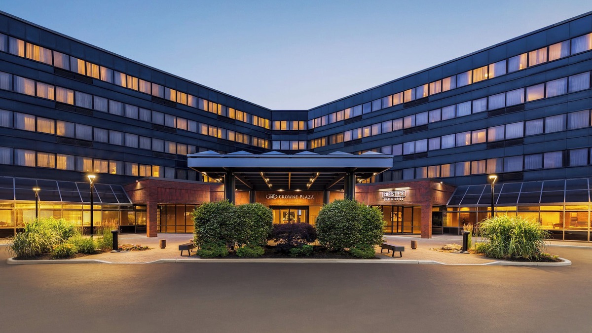Edison Hotel | Crowne Plaza Edison by IHG