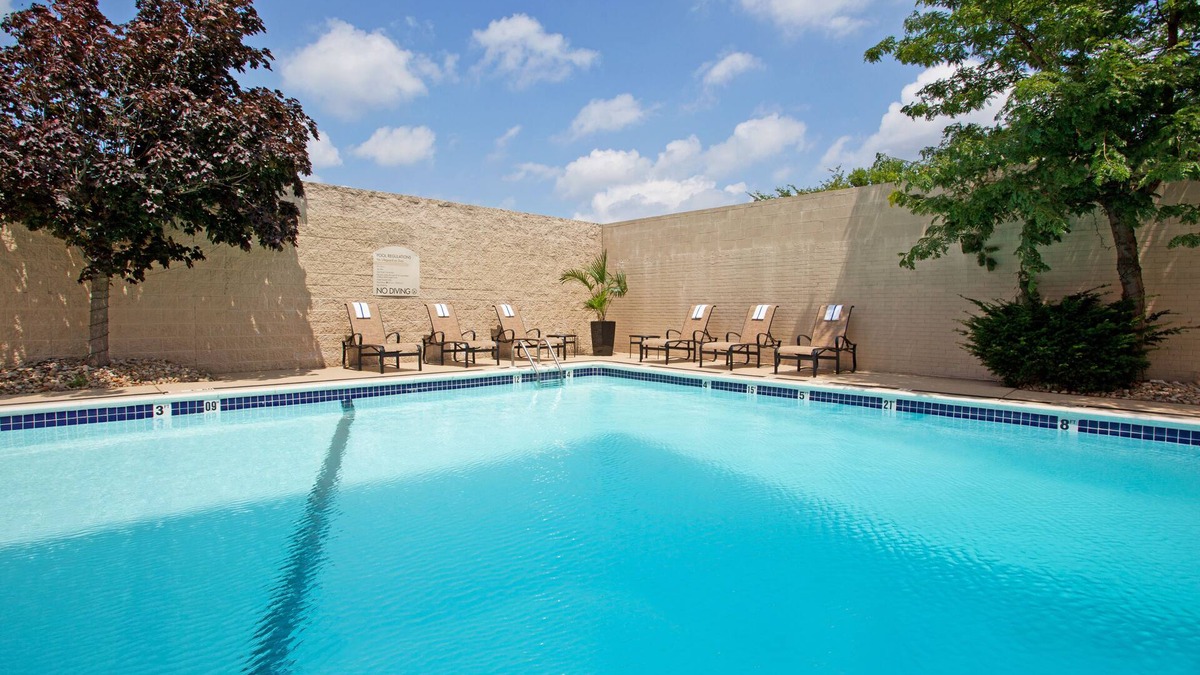 Bethel Park Hotel | Crowne Plaza Suites Pittsburgh South by IHG