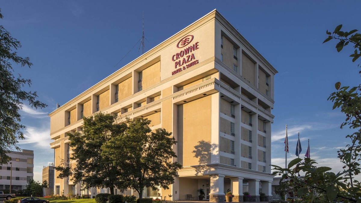 Bethel Park Hotel | Crowne Plaza Suites Pittsburgh South, an IHG Hotel