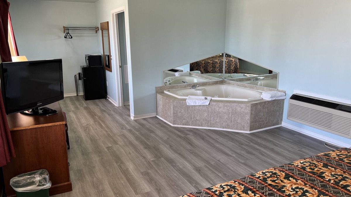 Tawas City Hotel | Crows Nest Inn Tawas