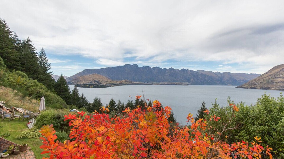 Sunshine Bay Cottage | Crows Nest - Queenstown Holiday Home