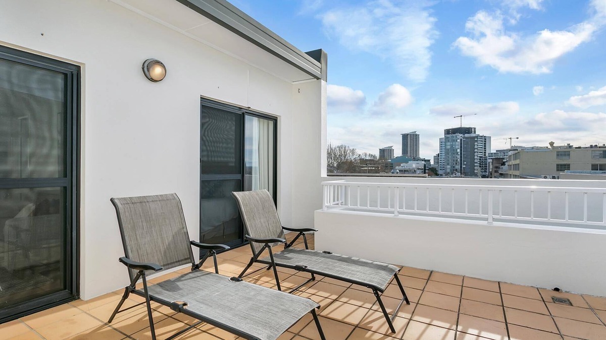 Crows Nest Apartment | Crows Nest- SANT4 - Pacific Hwy - Sunny 1BR with Huge Private Deck in Central Crows Nest Location