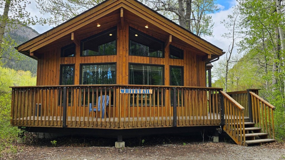 Crowsnest Pass Cabin | Crowsnest River Chalet - Deer