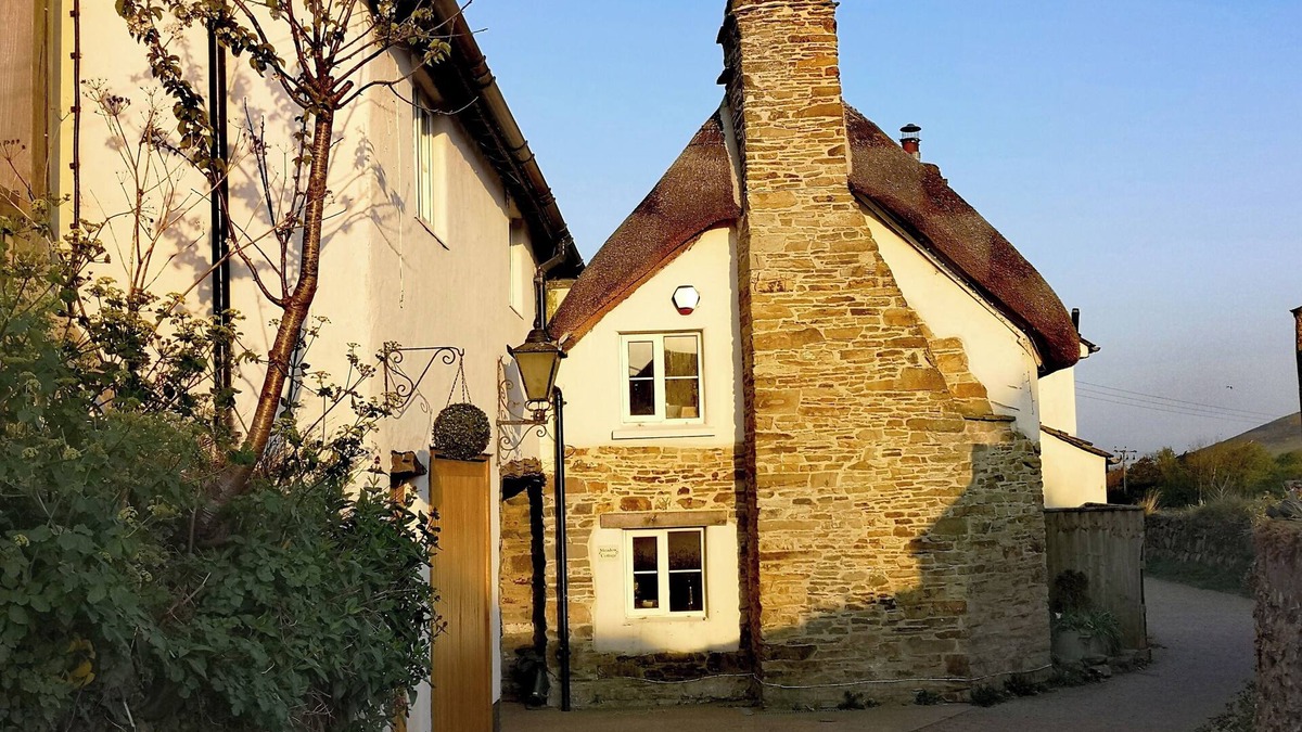 Croyde Cottage | Croyde cottage with direct access to beach path, close to pubs and shops.