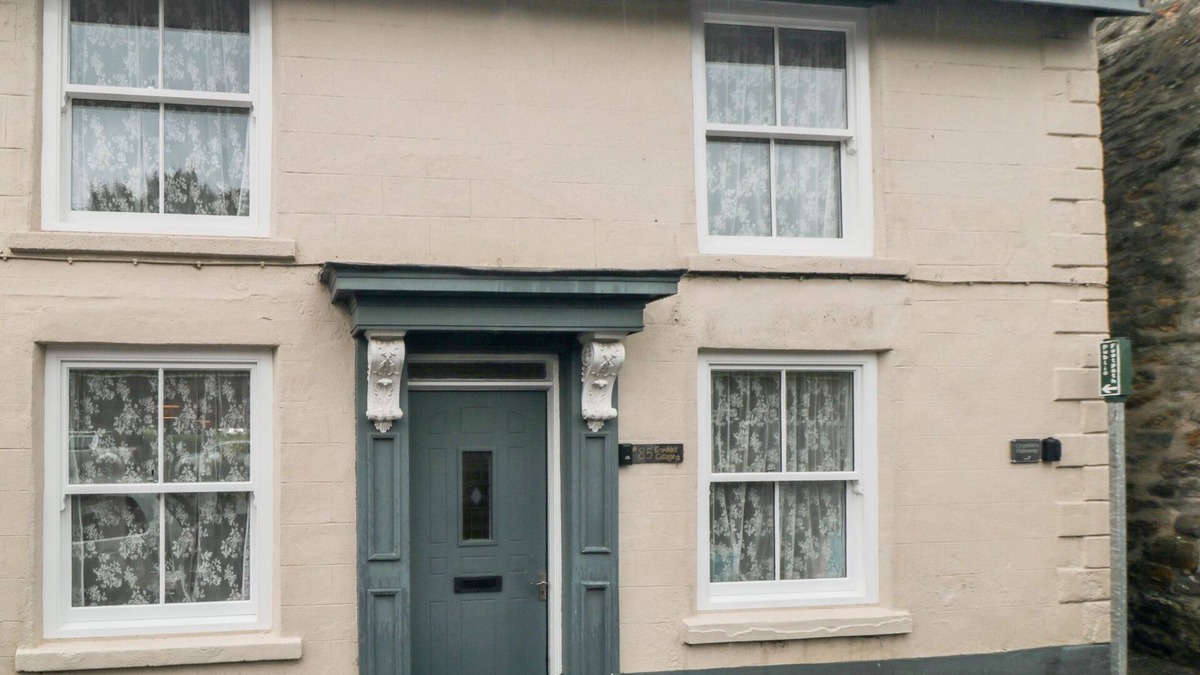 Kirkbymoorside Cottage | CRUMBLE'S COTTAGE, pet friendly, with open fire in Kirkbymoorside