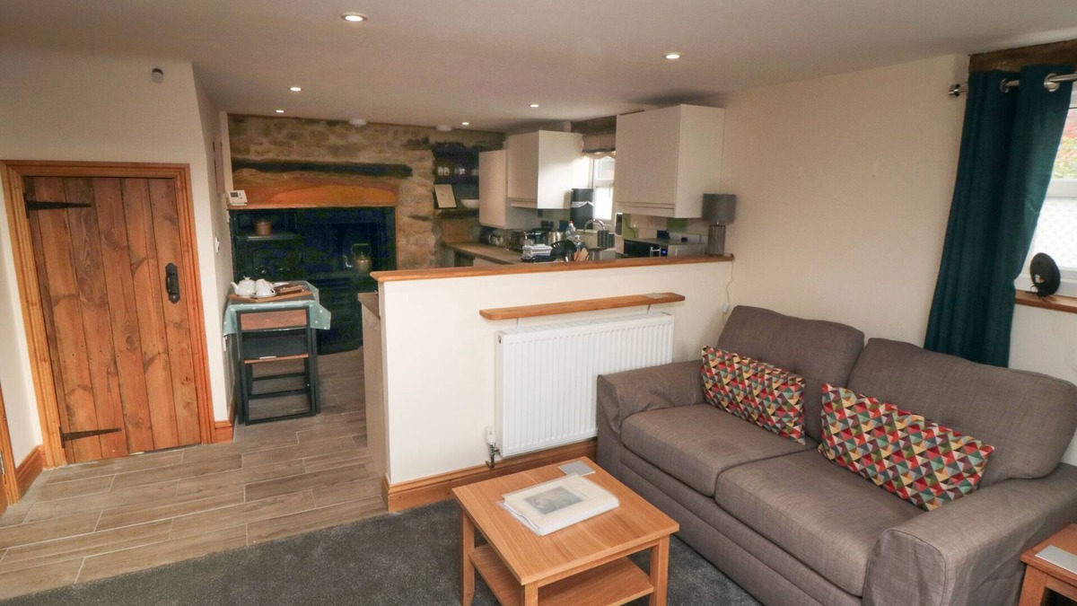 Kirkbymoorside Cottage | CRUMBLE'S HIDEAWAY, pet friendly, with open fire in Kirkbymoorside