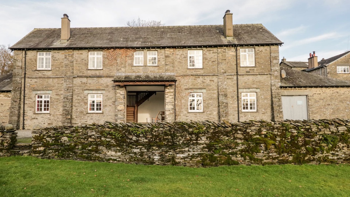 Near Sawrey Apartment | CRUMMOCK, pet friendly, with open fire in Sawrey
