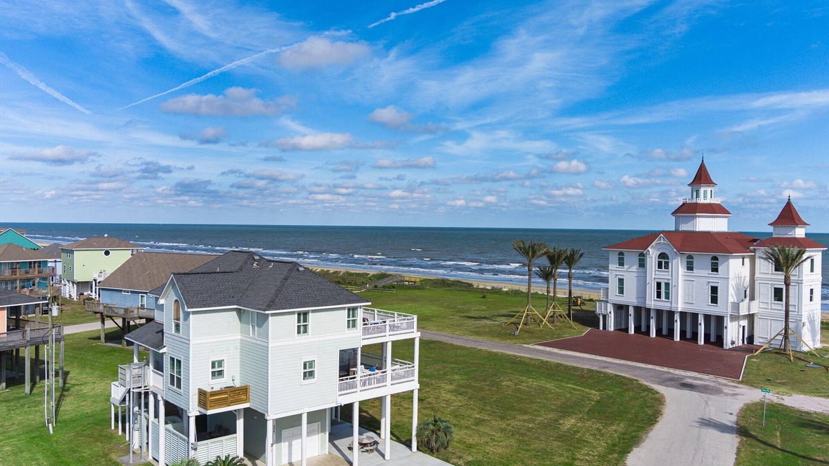 Port Bolivar House | Crystal Beachscape w/Pool, Beach, and Arcade!