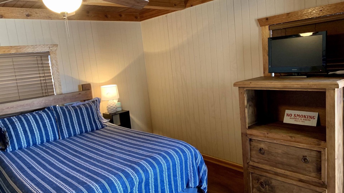 Carrizo Springs Cabin | Crystal cabin. Comfortable quiet cabin 8 miles outside Carrizo Springs.