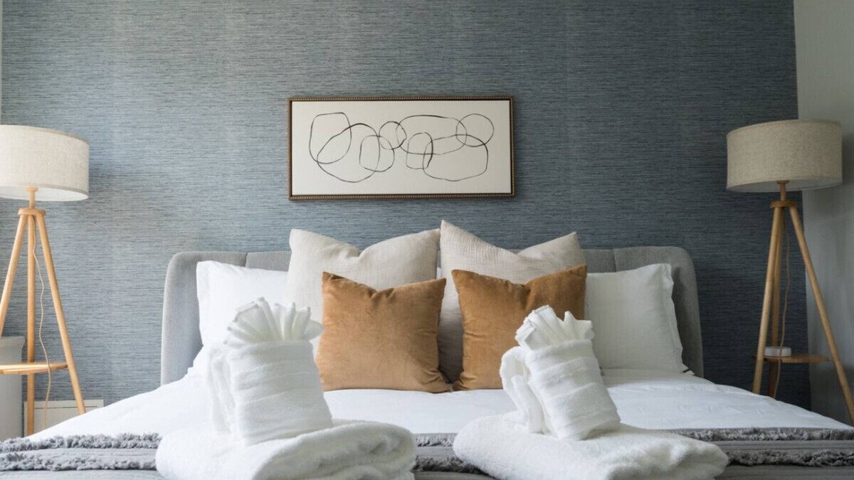 Aurora Highlands Apartment | Crystal City Apartment with Gym and Free Parking