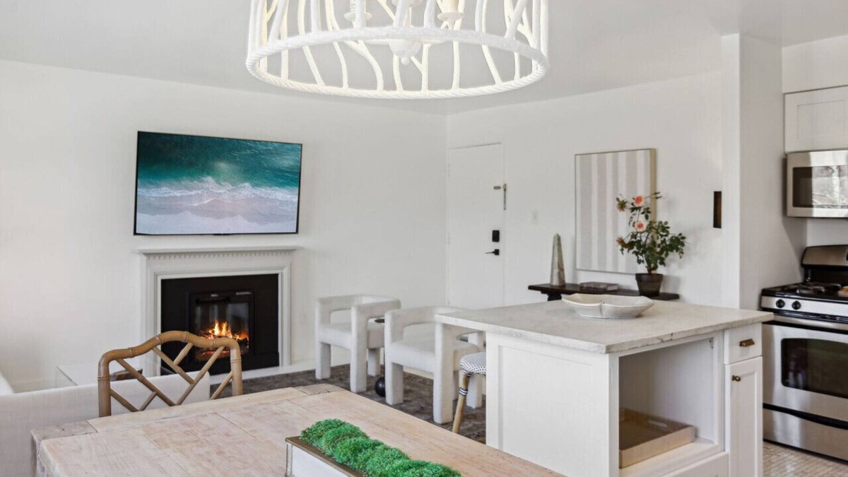 Aurora Highlands Condo | Crystal City Boutique Flats 2BR/Free Parking 204