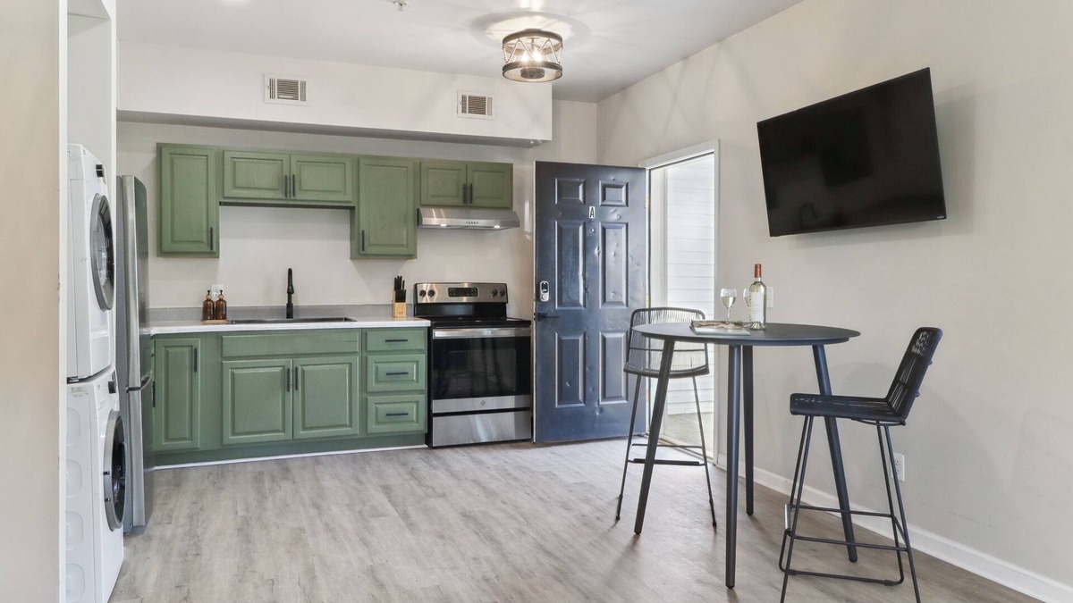 Midtown House | Crystal Clear Comfort Studio ~D