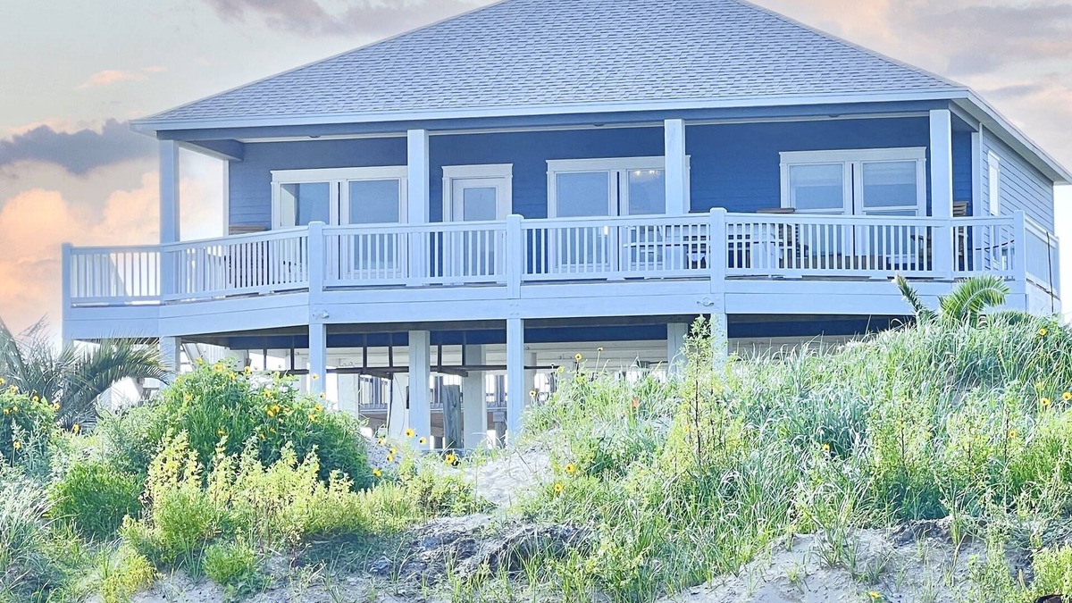 Galveston House | Crystal Cove Cottage - BEACHFRONT Luxury Getaway - Fully Fenced & Pet Friendly