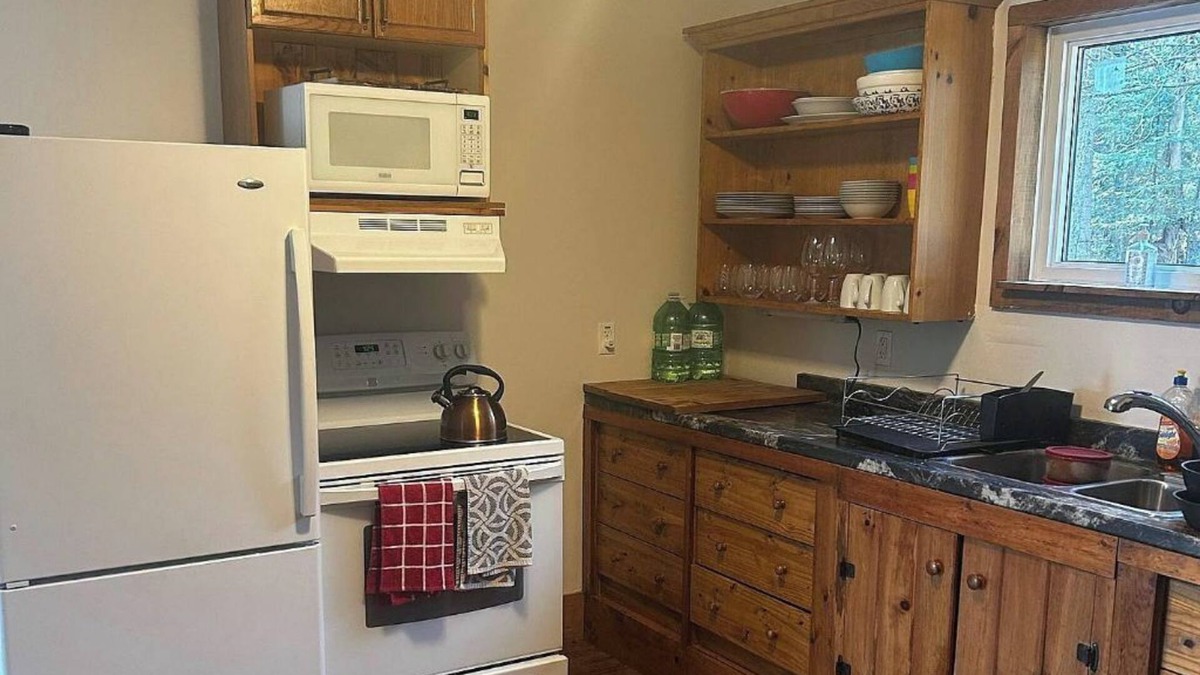 Machar Cottage | Crystal Haven Lake House tranquility found with this 3 bdrm plus bunkie retreat
